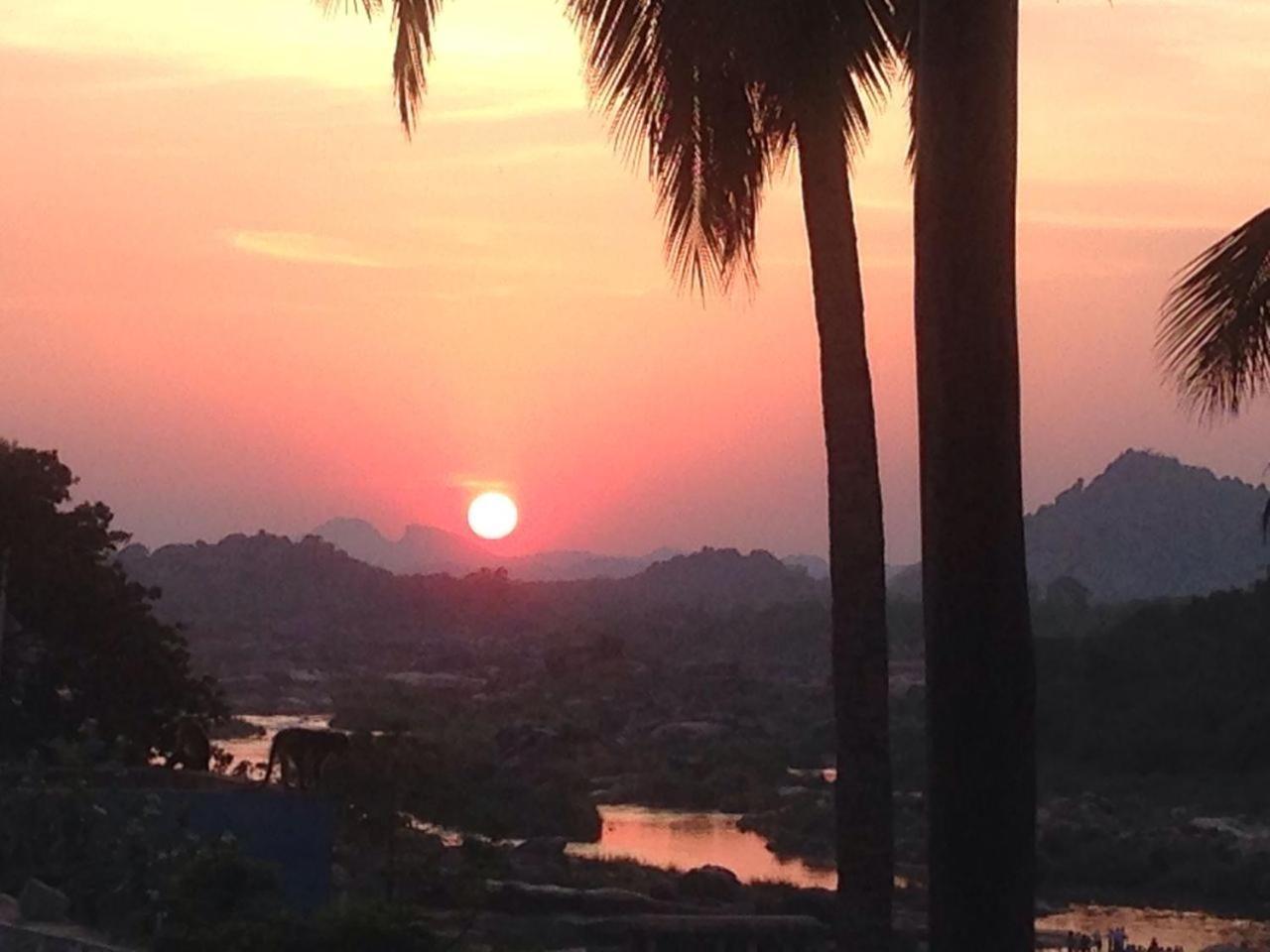 Archana Guest House River View 亨比 外观 照片
